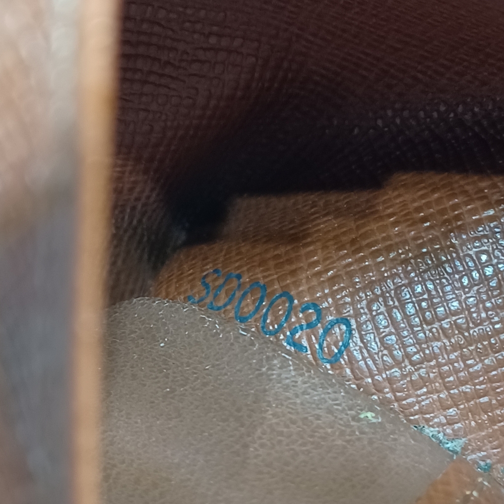 Louis Vuitton Key Case (4keys) - Picture 11 of 11